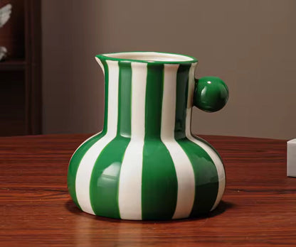 Vase rayé vert en céramique – accessoire déco pour salon ou bureau
