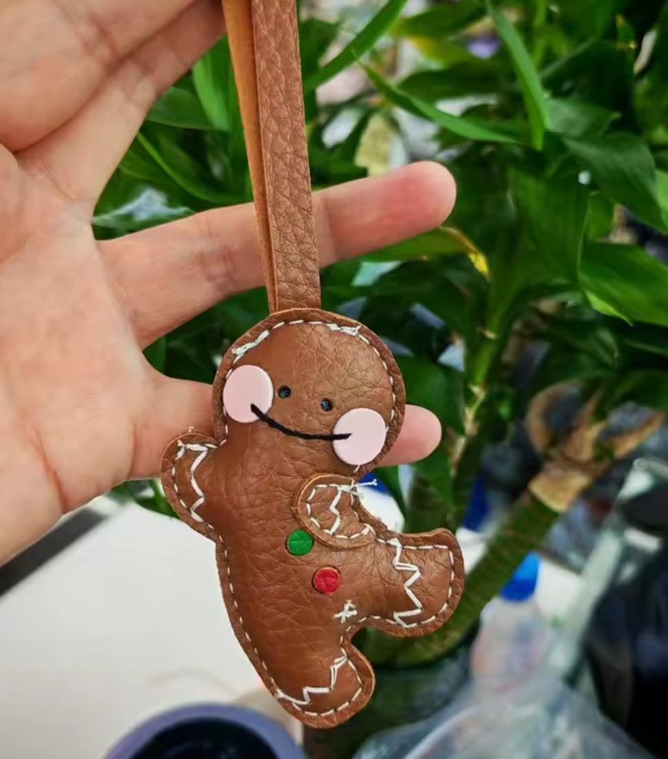Accessoire en forme de gingerbread accroché à une branche, finition cousue.