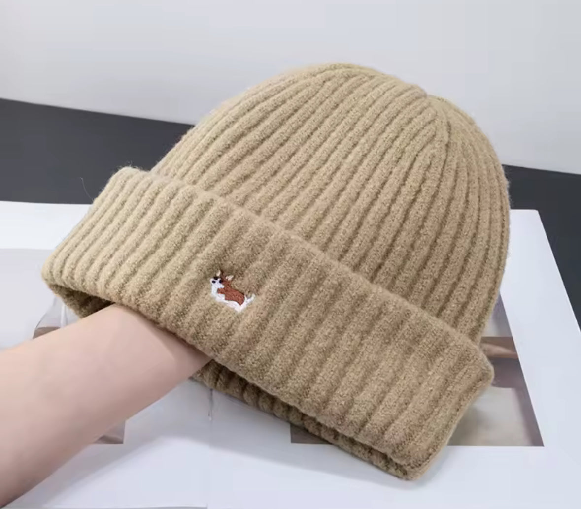 Bonnet Corgi beige neutre en maille côtelée, Maison Pamplune