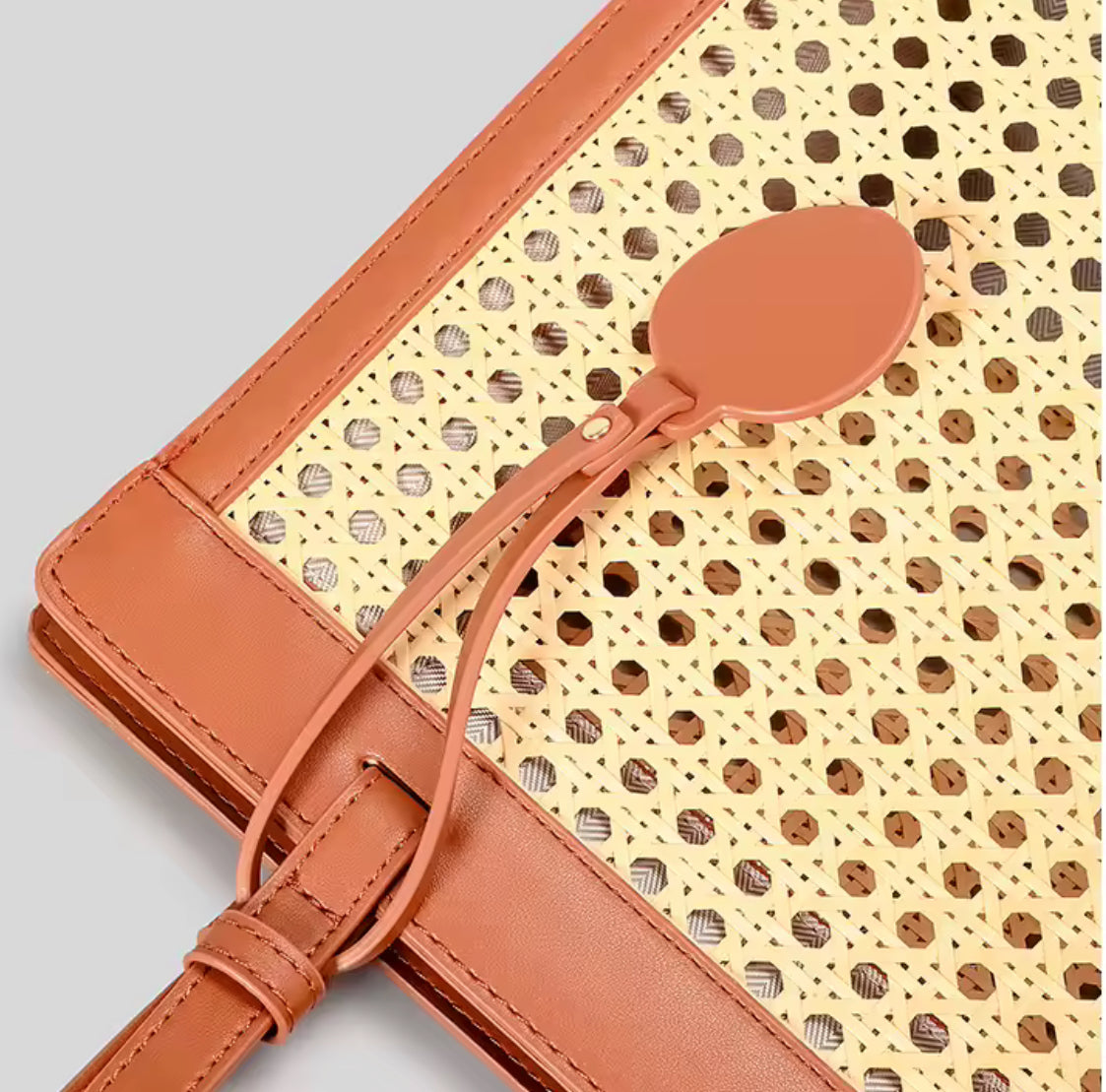 Détail du sac cabas en rotin tressé avec finition similicuir