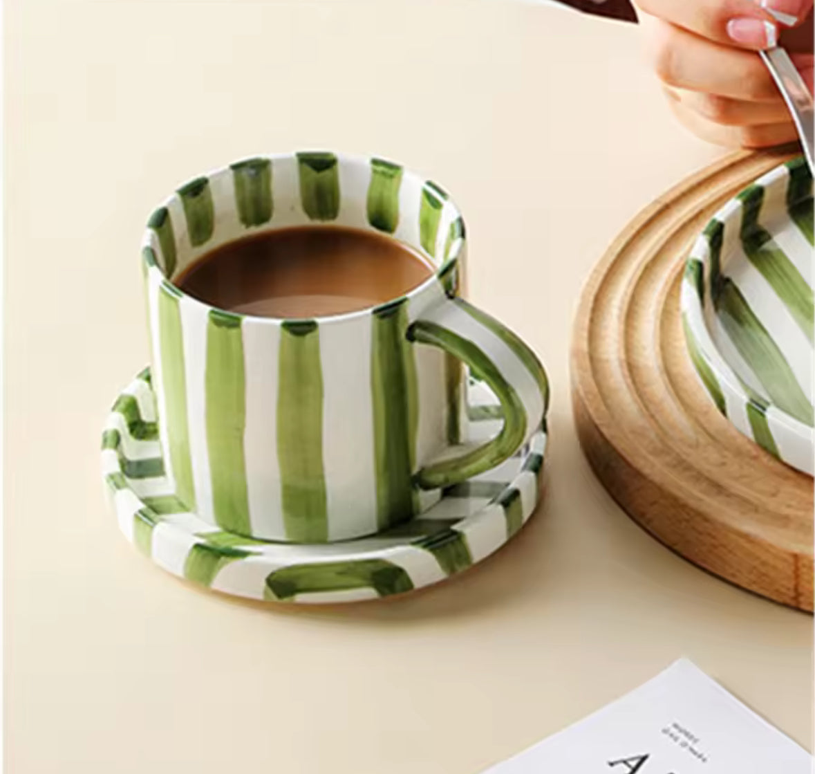Tasse en céramique rayée verte avec coupelle – Style moderne pour thé ou tisane