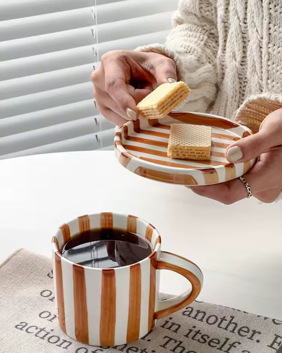 Tasse en céramique rayée terracotta et blanche avec coupelle – Idéale pour espresso ou café latte