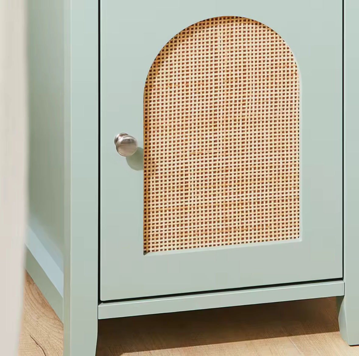 Chevet vert sauge style scandinave avec porte en cannage naturel – Maison Pamplune, meuble chic et fonctionnel.