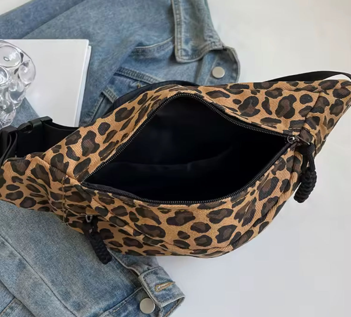 Sac banane imprimé léopard chic et moderne pour looks quotidiens