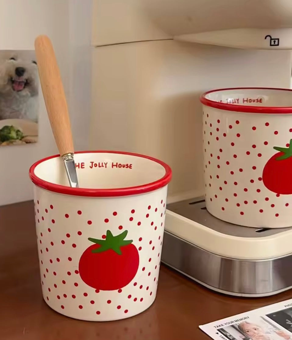 Tasse tomate design rouge posée sur table cuisine moderne