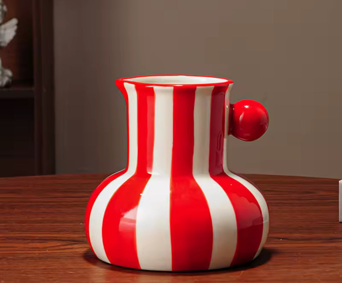 Vase rayé rouge en céramique – design audacieux et déco contemporaine