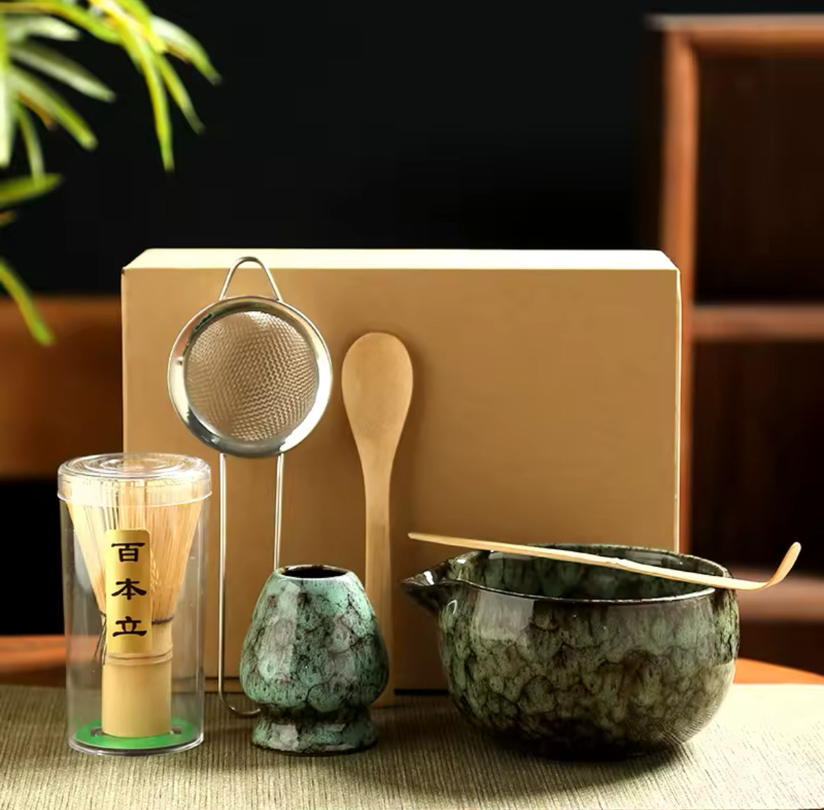Accessoires matcha japonais : bol, chasen, tamis et support en céramique turquoise