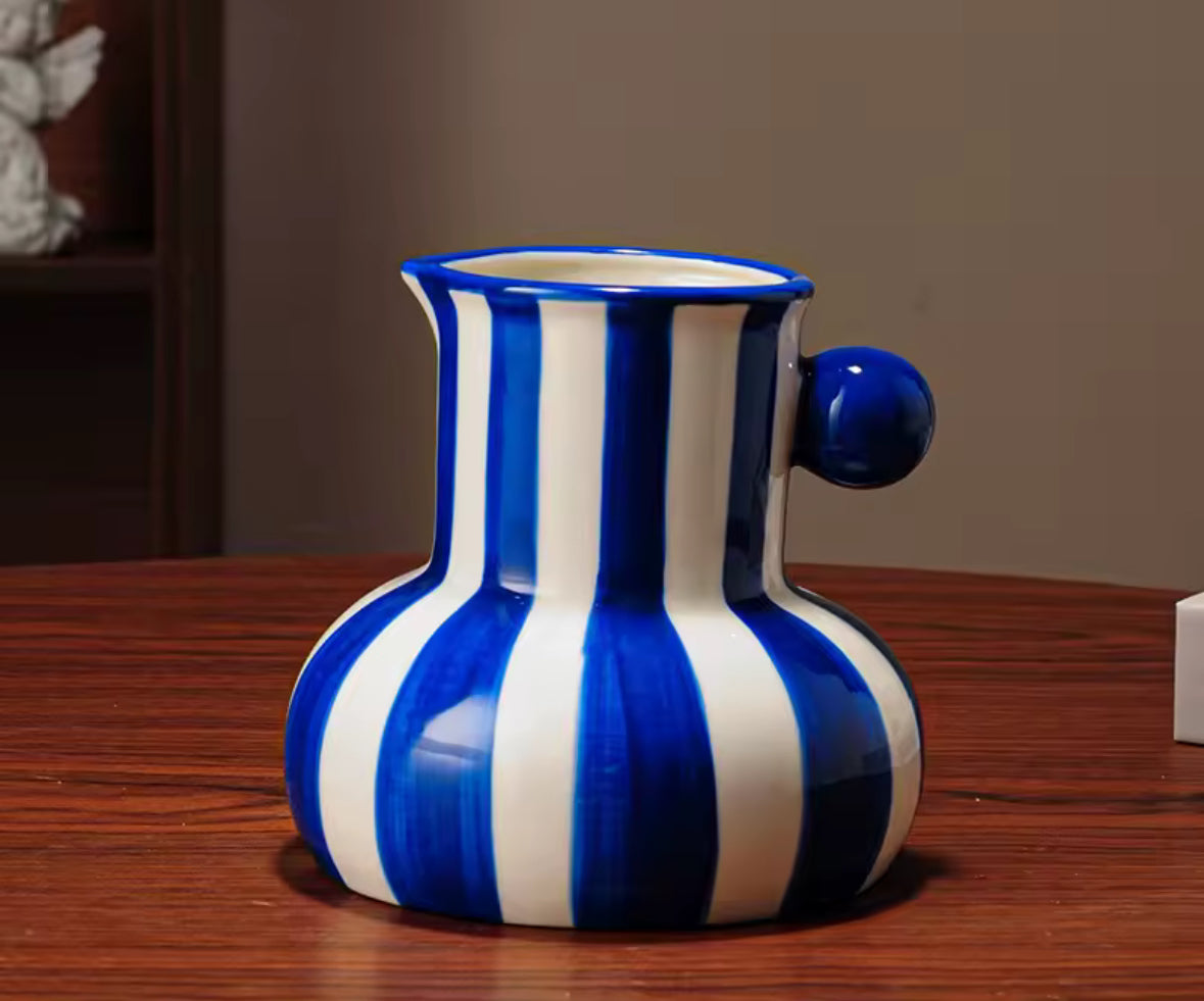 Vase rayé bleu en céramique – objet déco design et coloré pour la maison
