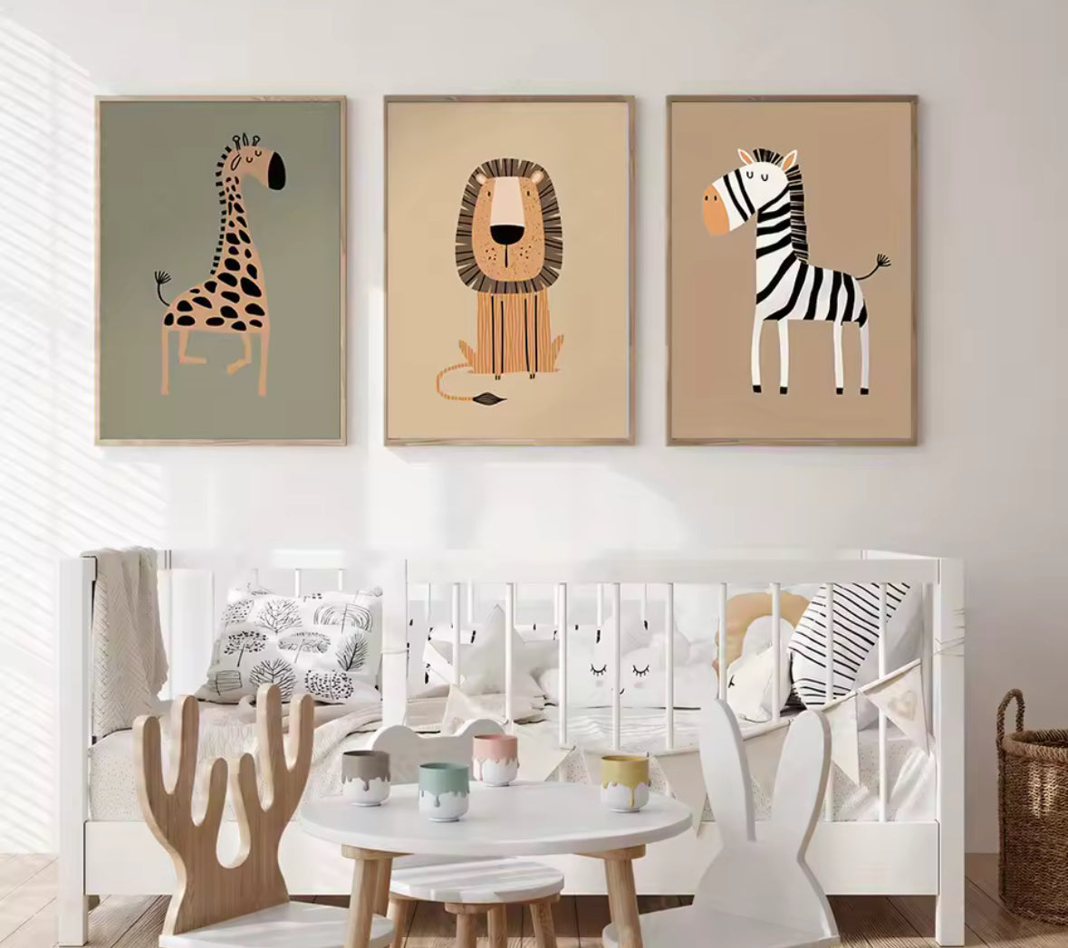 Décoration murale enfant Jungle Safari, trio d’affiches girafe, lion et zèbre pour ambiance chaleureuse.