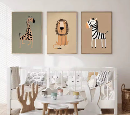 Décoration murale enfant Jungle Safari, trio d’affiches girafe, lion et zèbre pour ambiance chaleureuse.