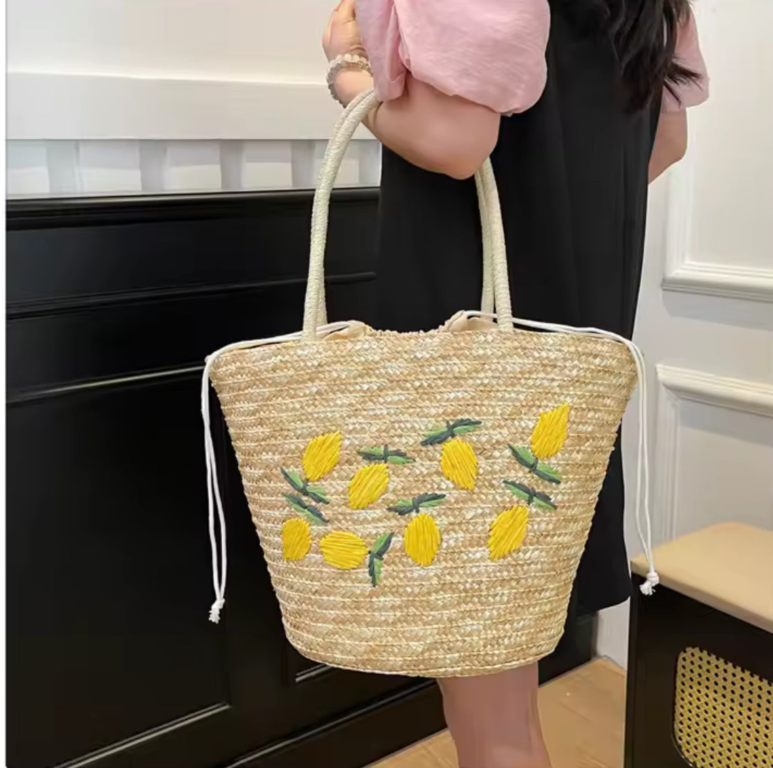 Ensemble de vues du sac cabas citron – design artisanal en paille tressée