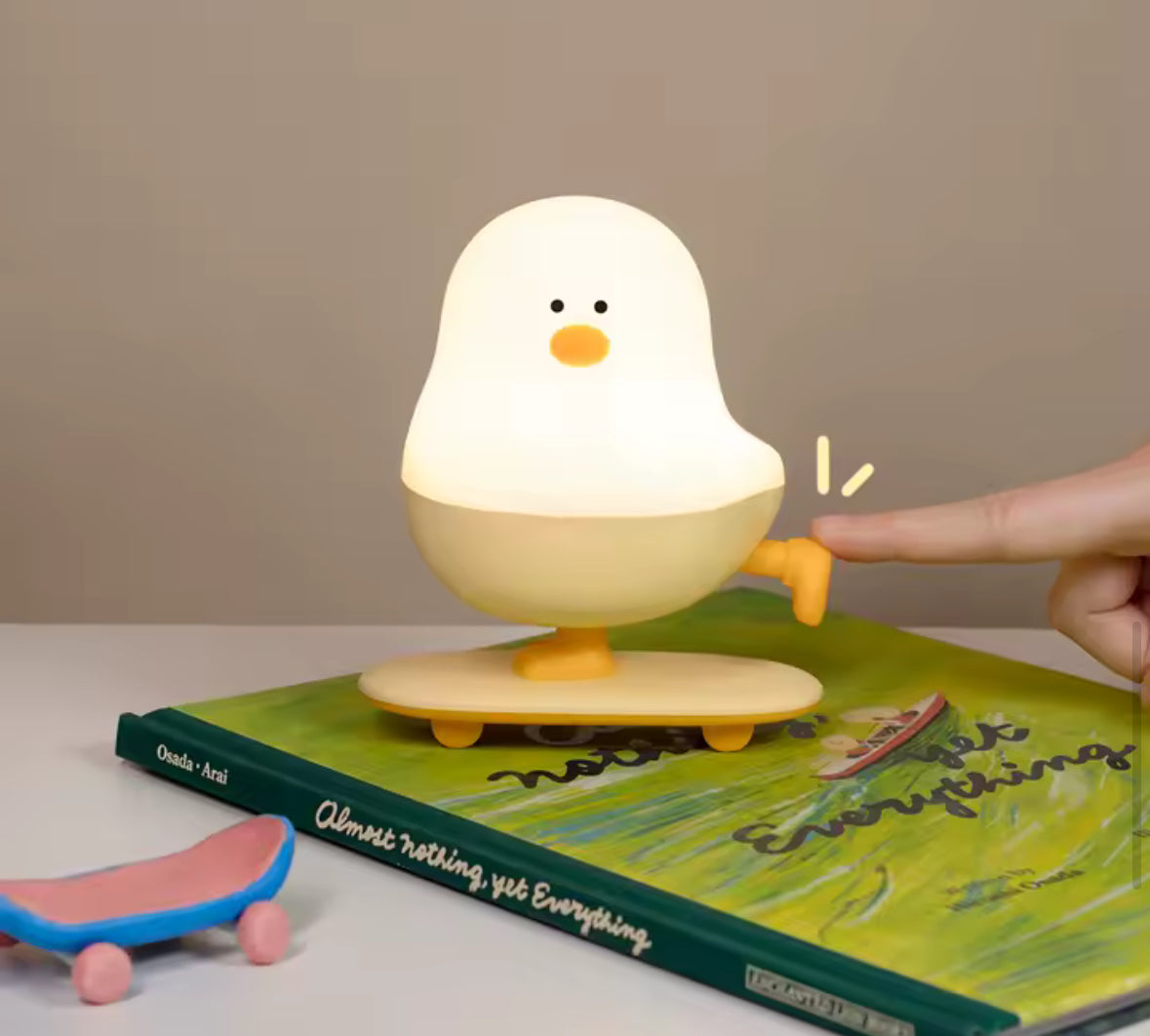 Veilleuse poussin sur skateboard jaune, lampe LED tactile rechargeable USB pour chambre bébé et enfant – design décoratif Maison Pamplune