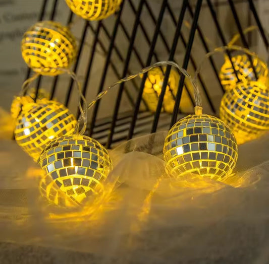 Guirlande lumineuse boules disco miroir argentées allumées en blanc chaud