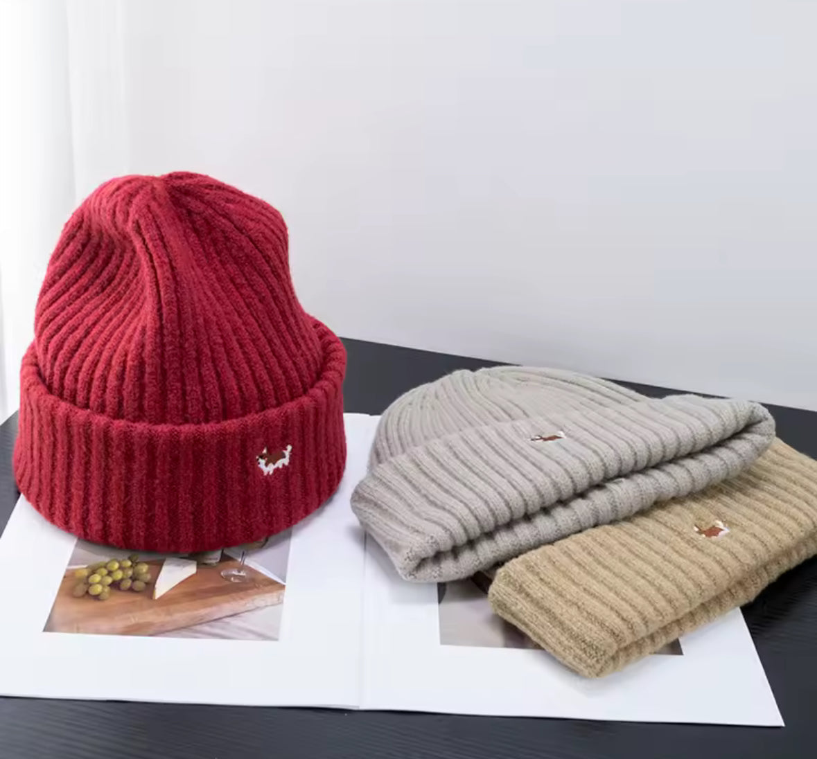 Bonnet Corgi rouge vif pour look cosy et tendance