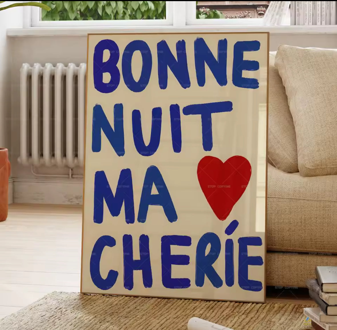 Décoration murale minimaliste au style contemporain, texte peint en bleu sur fond clair.