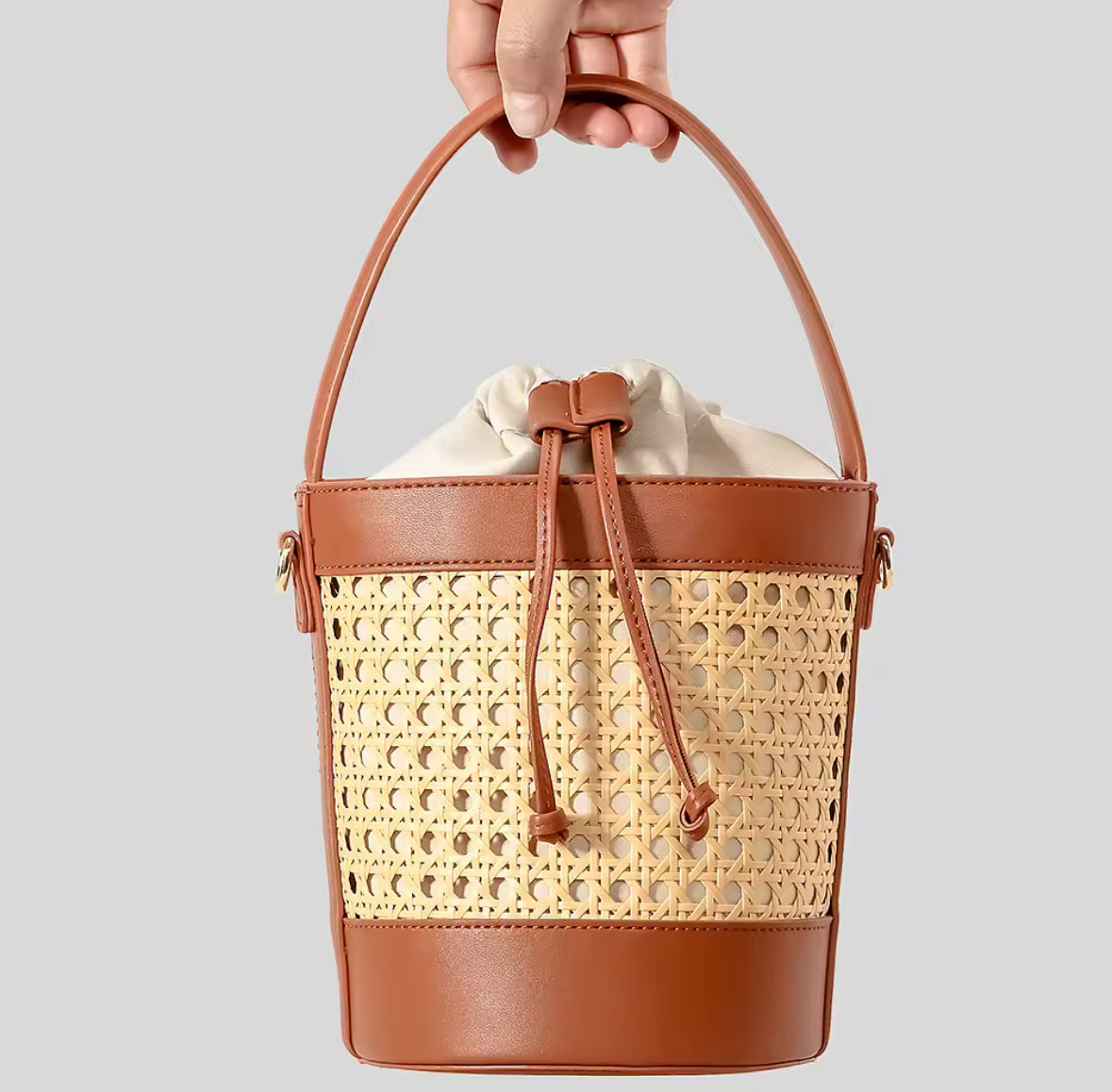Sac en rotin naturel, élégant et léger, parfait pour les journées ensoleillées.