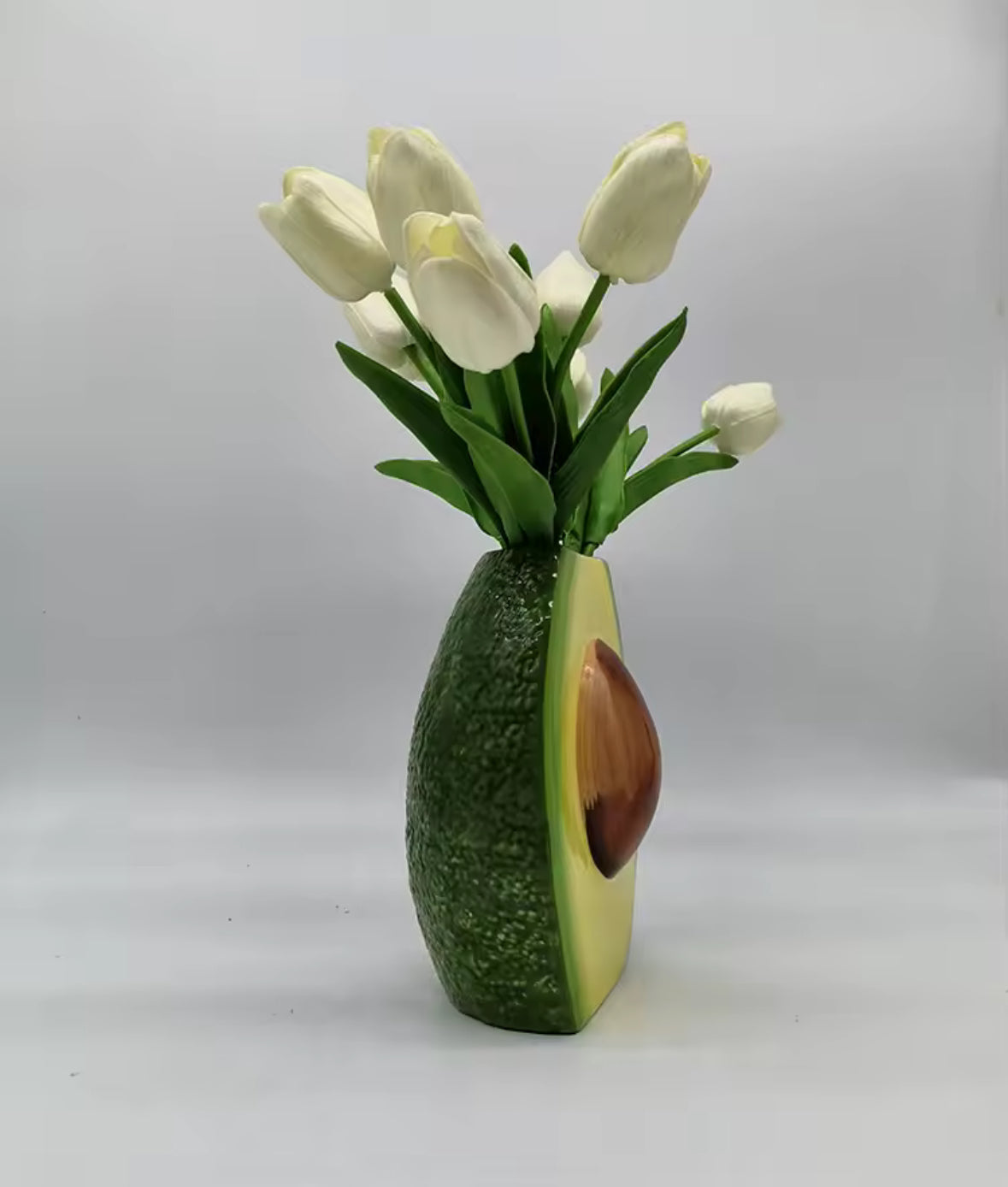 Vase avocat avec tulipes blanches – décoration végétale et stylée