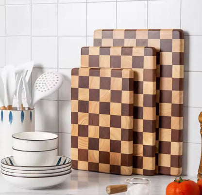Planche à découper en bois d'acacia damier posée sur un plan de travail