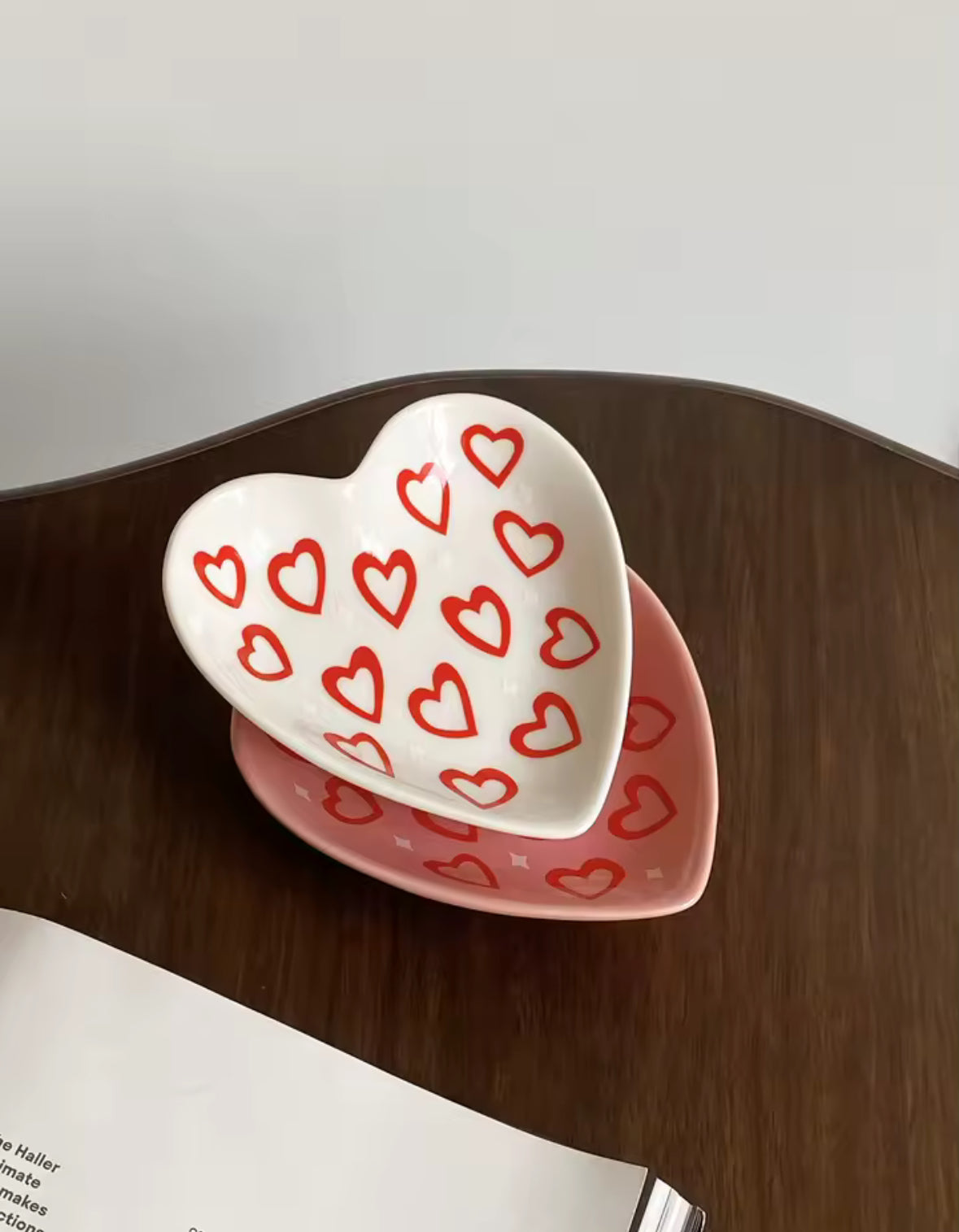 Assiette cœur en céramique rose avec motifs – vaisselle originale pour apéritif ou dessert