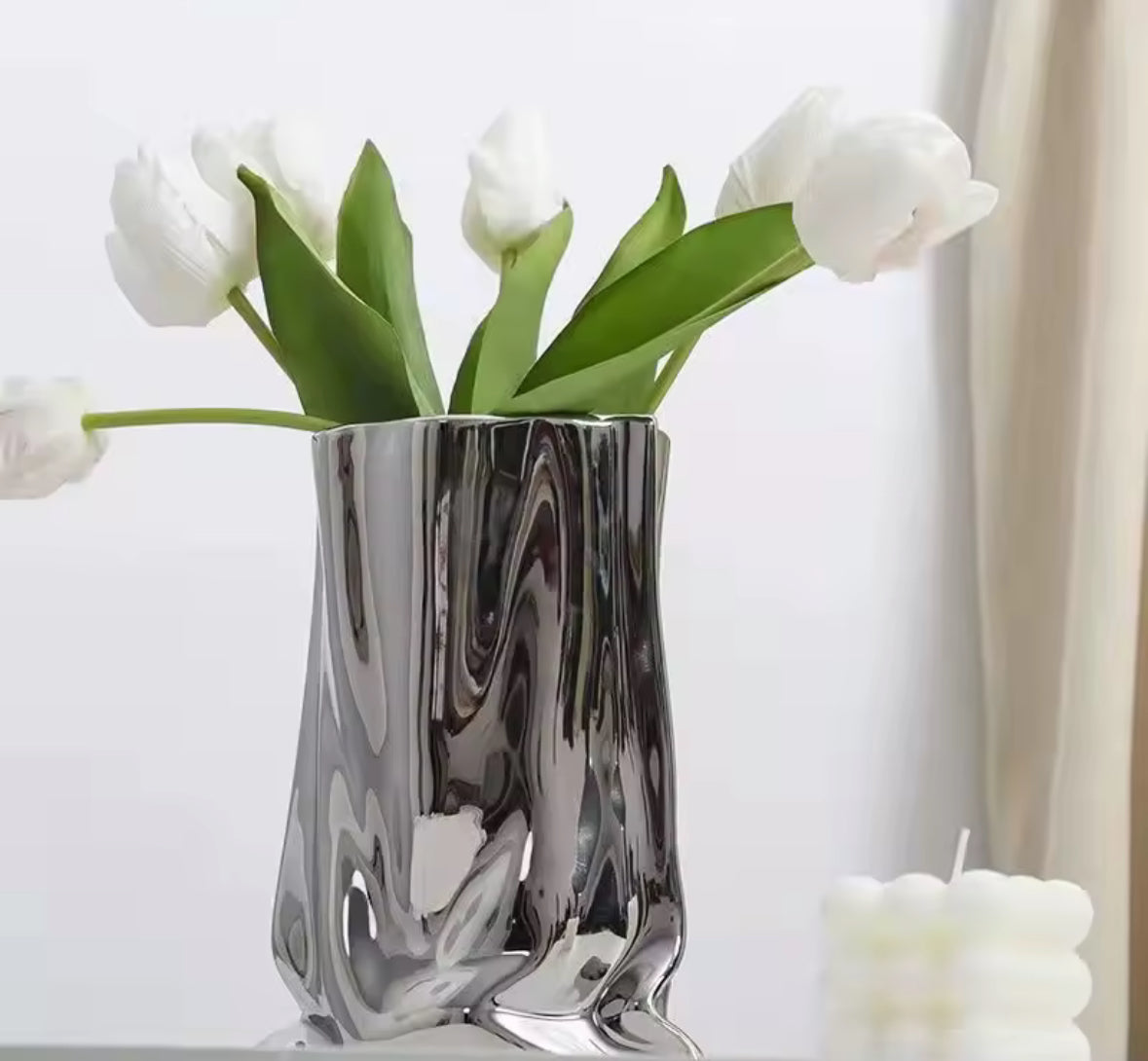 Vase chromé avec fleurs blanches, décoration chic pour salon ou bureau