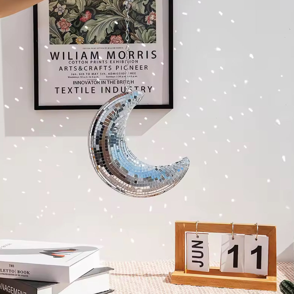 Décoration mur lune effet miroir boule disco pour ambiance festive et lumineuse.