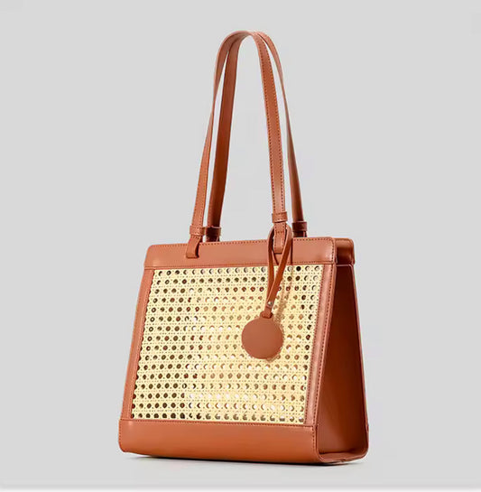 Sac cabas en rotin avec anses longues en similicuir caramel, vue de face