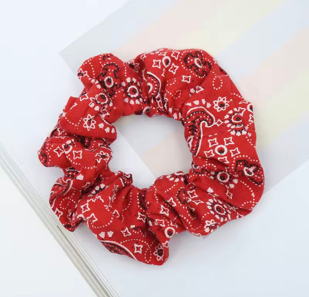 chouchou motif bandana coiffure stylée et moderne