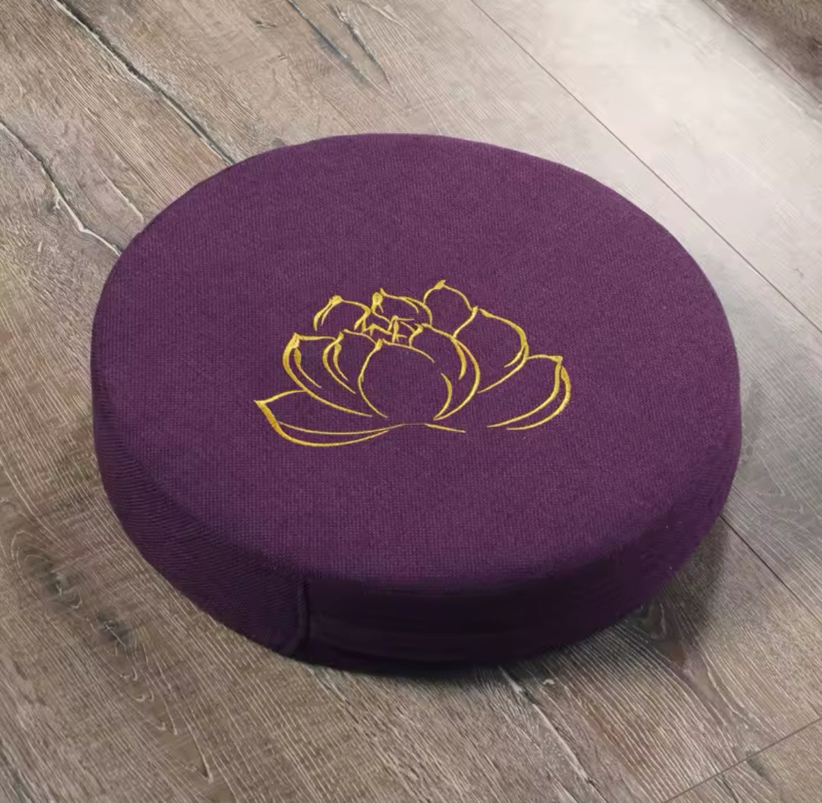 Coussin violet en lin brodé pour méditation – accessoire yoga déco élégante
