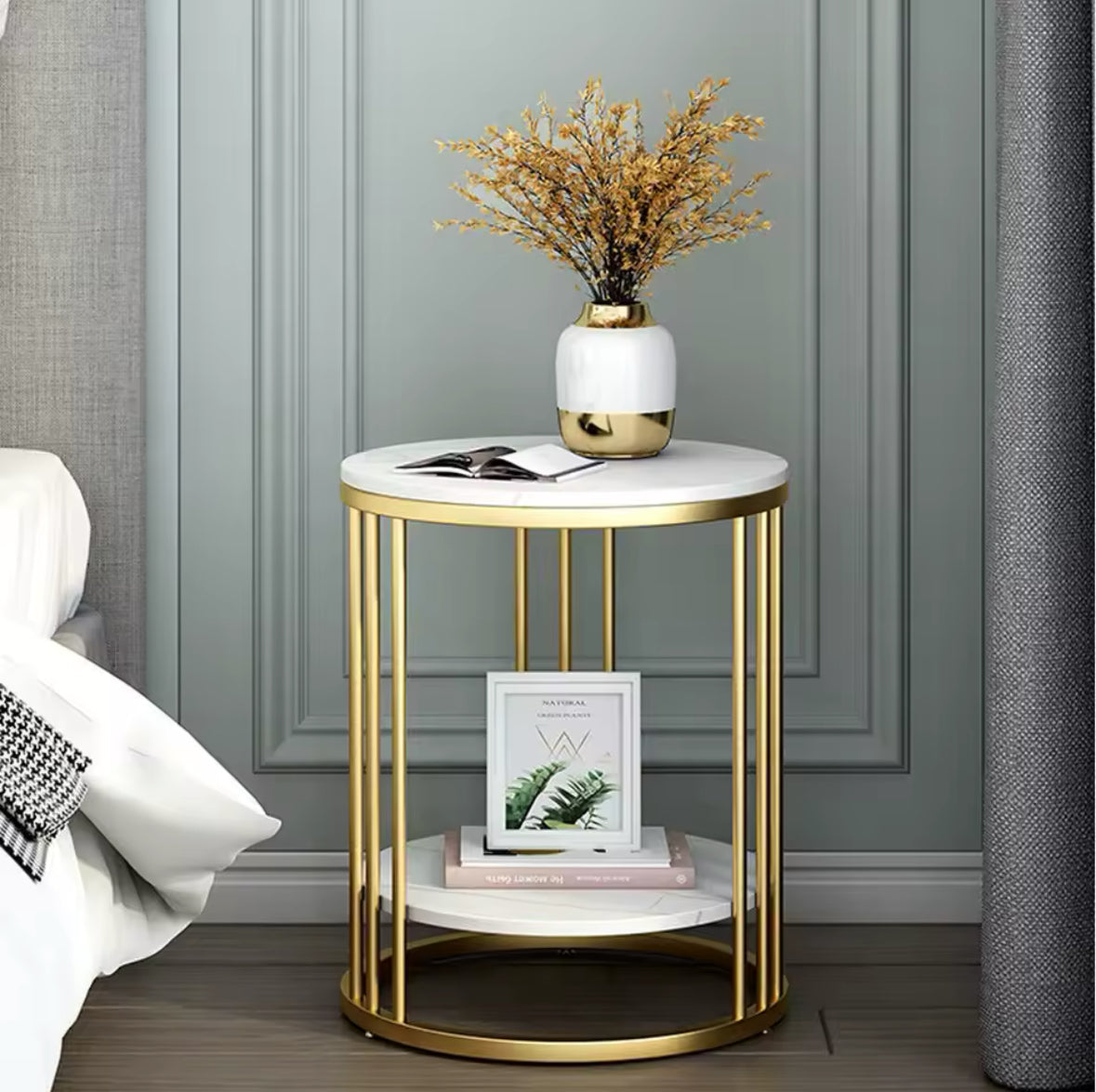 Petite table dorée avec plateau en marbre – idéale comme bout de canapé