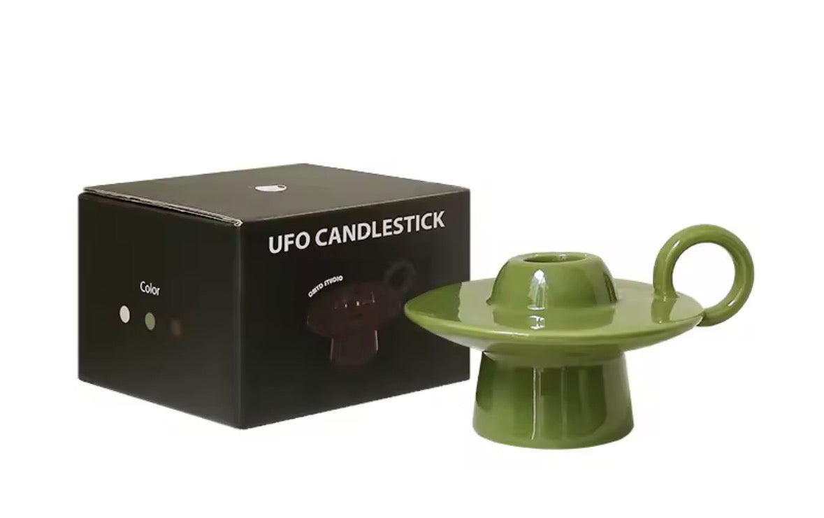 Bougeoir décoratif en céramique moderne présenté en coloris vert olive