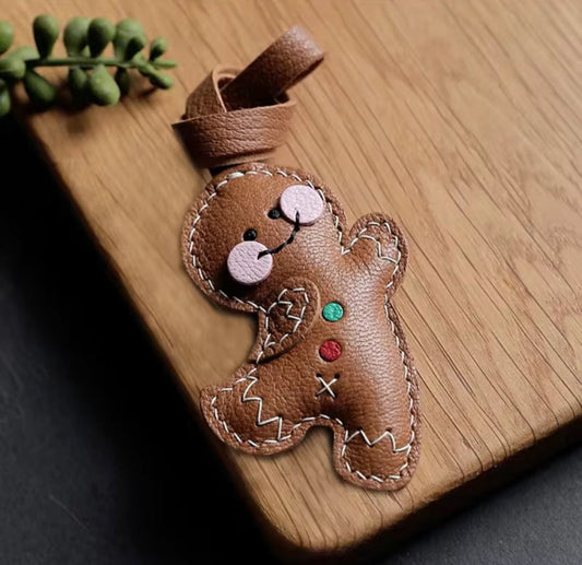 Petit bonhomme pain d’épices en simili cuir marron utilisé comme porte-clé.
