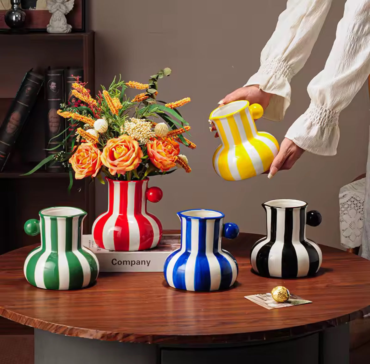 Vase rayé en céramique bleu et blanc tenu à la main – style graphique