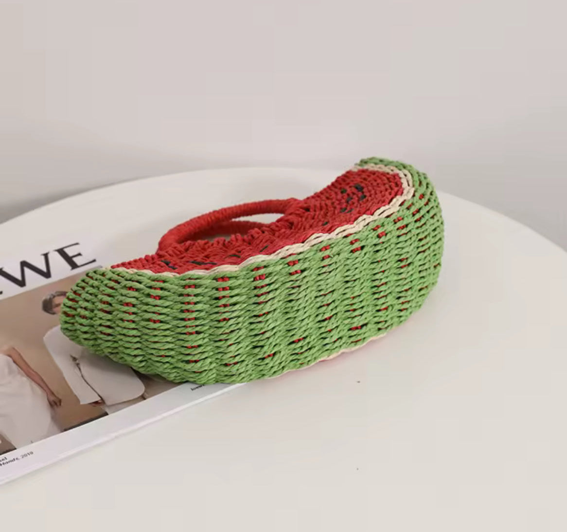 Sac pastèque tendance 2025, accessoire de mode éco-friendly en paille tissée, design unique