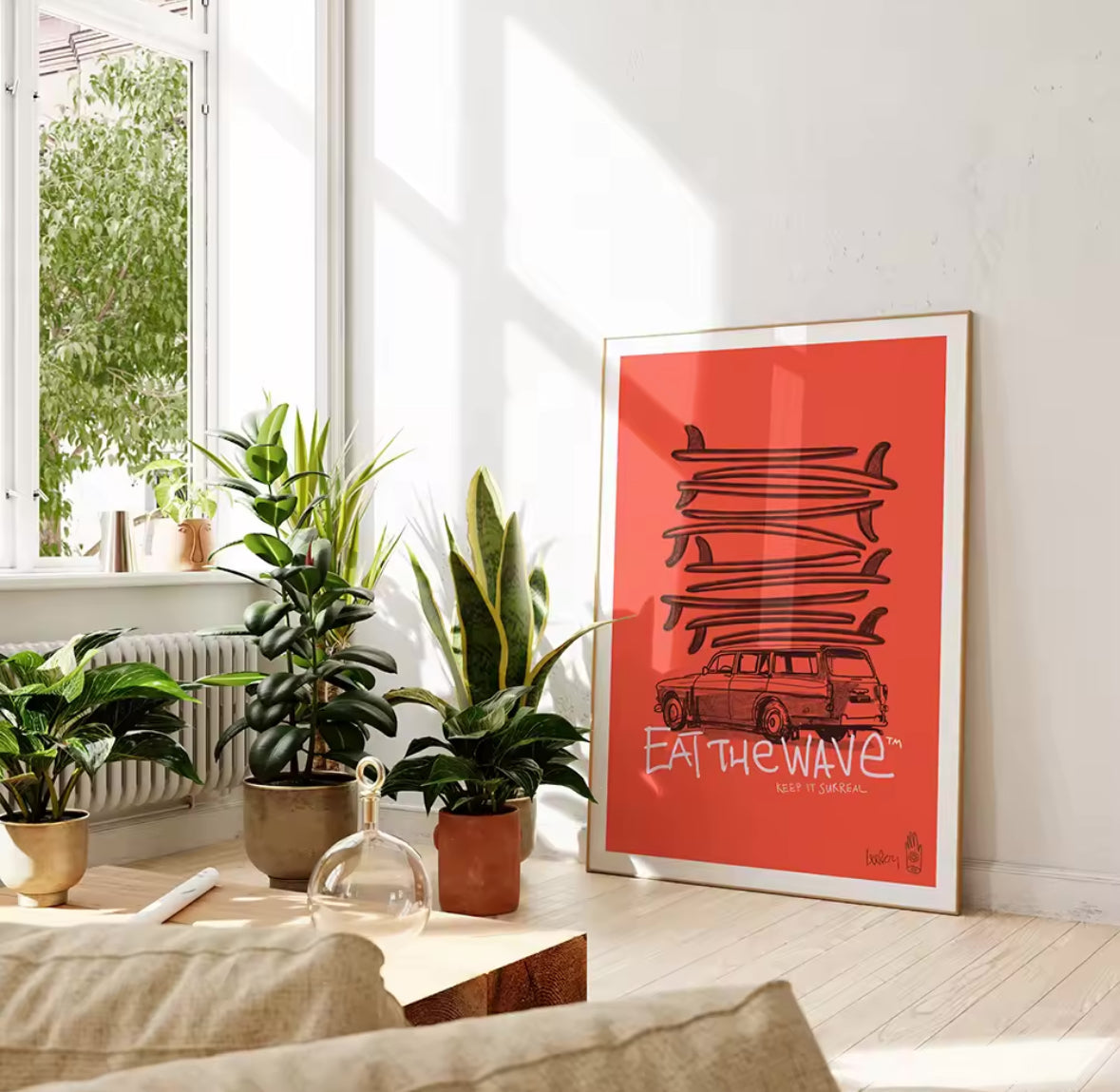 Affiche rouge Esprit Surf – voiture vintage avec planches, style road trip graphique