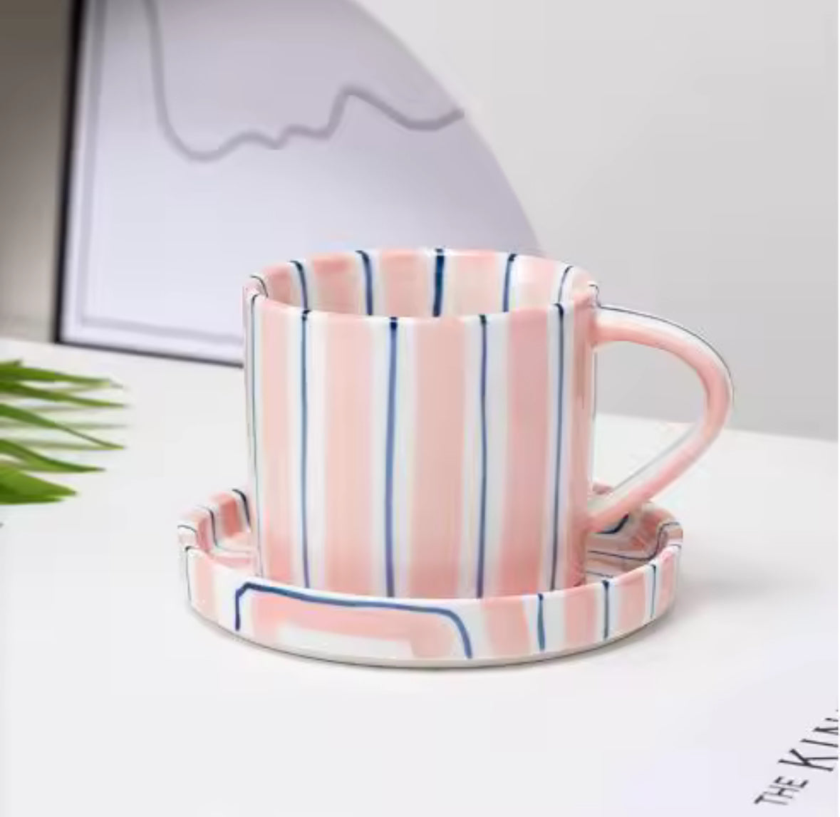 Tasse en céramique rayée rose avec coupelle assortie – Parfaite pour latte, cappuccino ou chocolat chaud