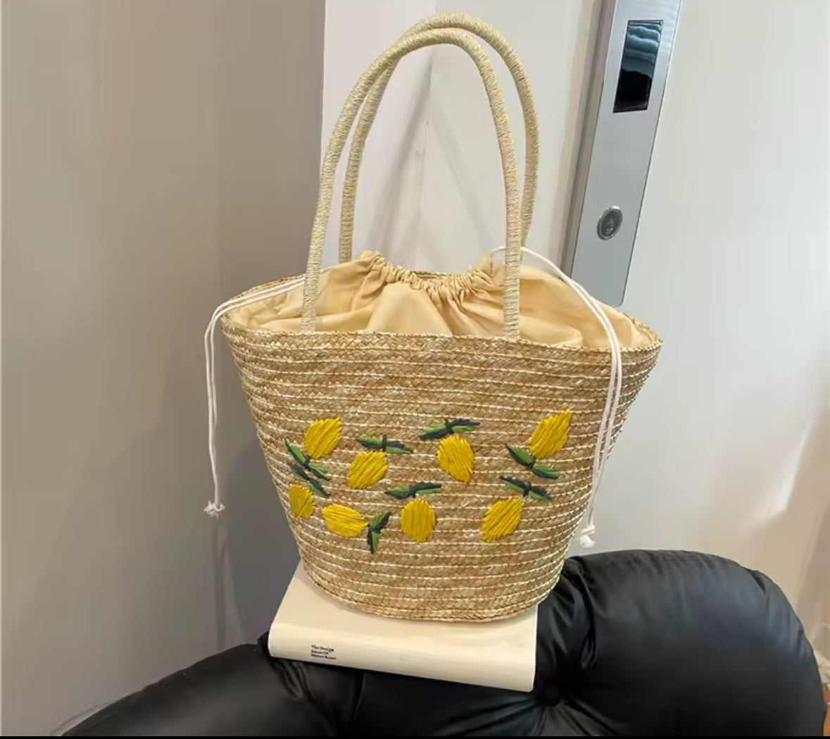 Sac en paille naturel avec citrons brodés porté à l’épaule – style bohème chic