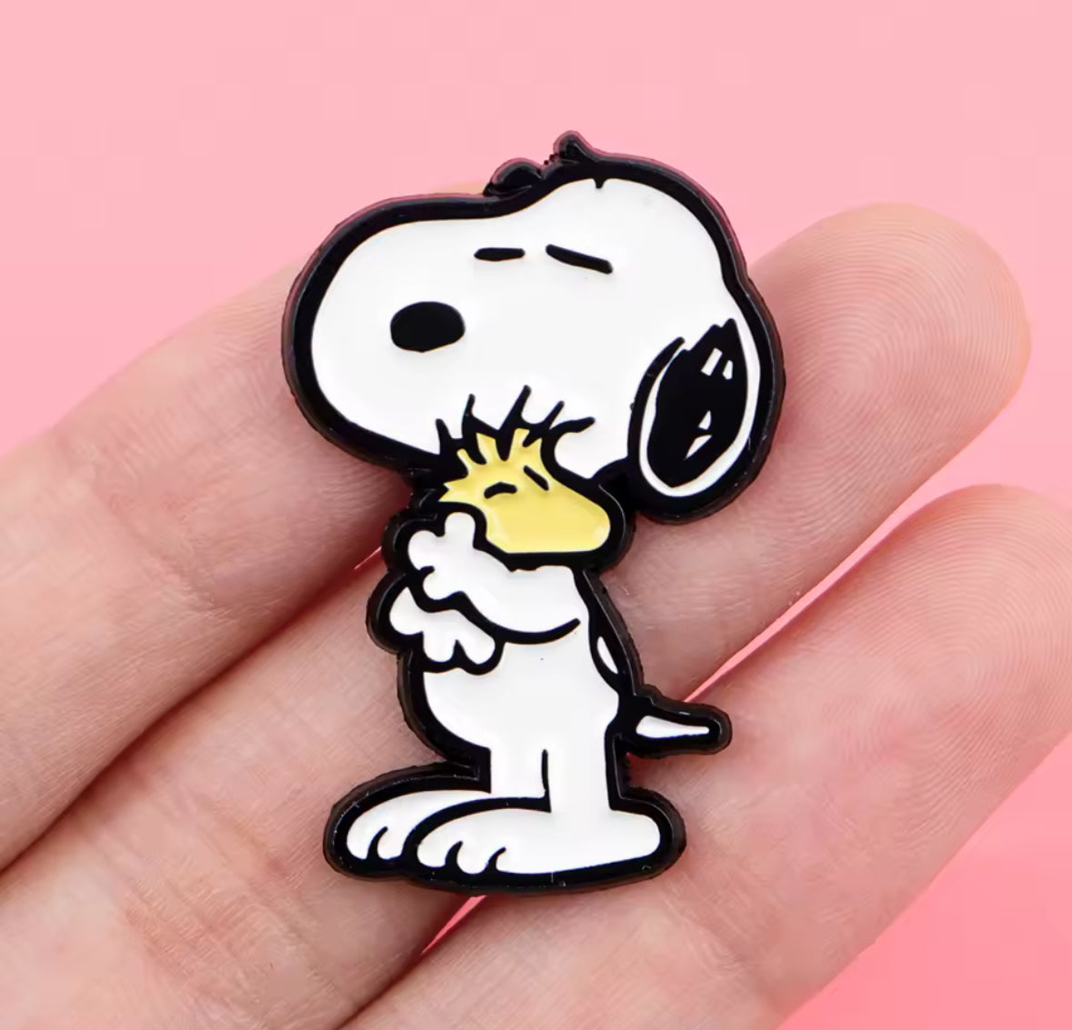Pin’s Snoopy câlinant Woodstock, broche émail doux sur fond rose, accessoire mignon pour enfants et adultes, badge Peanuts à petit prix.