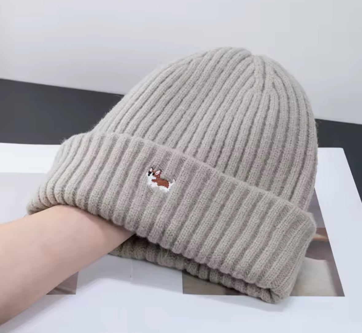 Bonnet Corgi gris clair en maille côtelée star de l'hiver