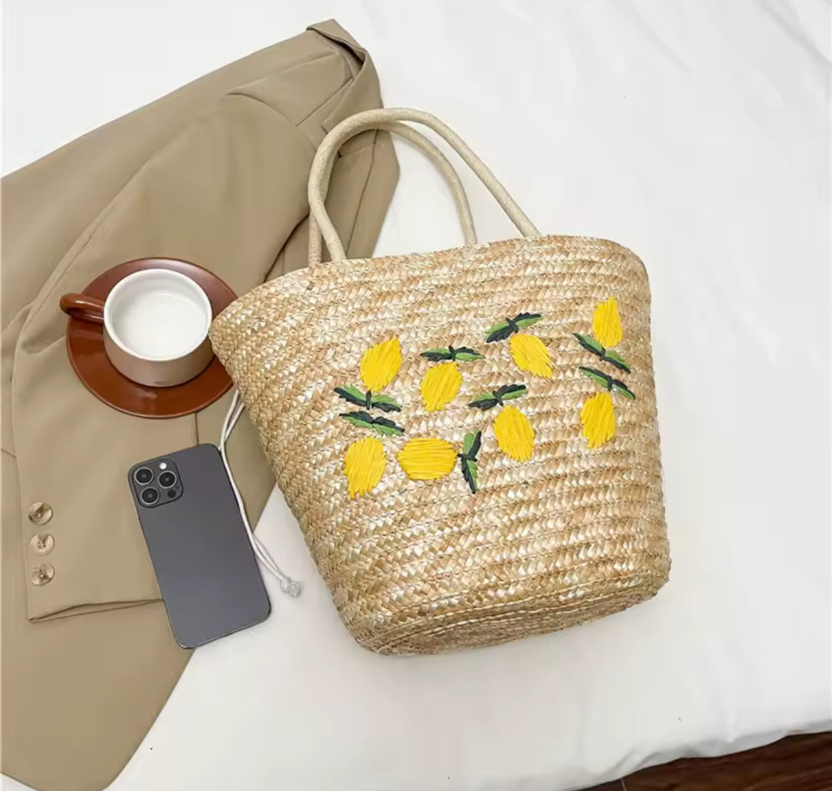 Panier en osier brodé à la main avec citrons jaunes – sac d’été artisanal