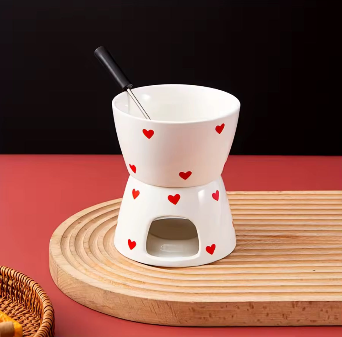 Ensemble à fondue en céramique blanche avec motifs, parfait pour desserts fondus, petit format pour 2 à 4 personnes, style chaleureux.