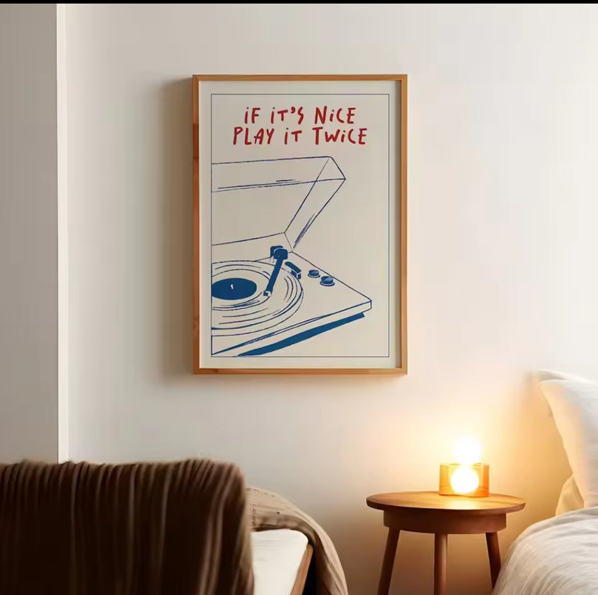 Affiche design musique vintage accrochée au mur, ambiance chill et lumière tamisée