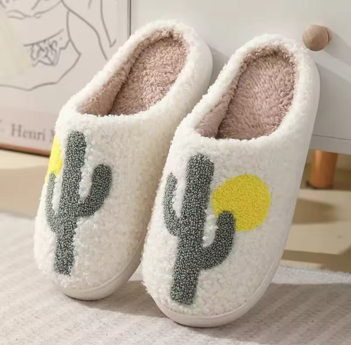 Chaussons d’été motif cactus et soleil, intérieur doux et moelleux, parfaits pour femmes ou hommes.