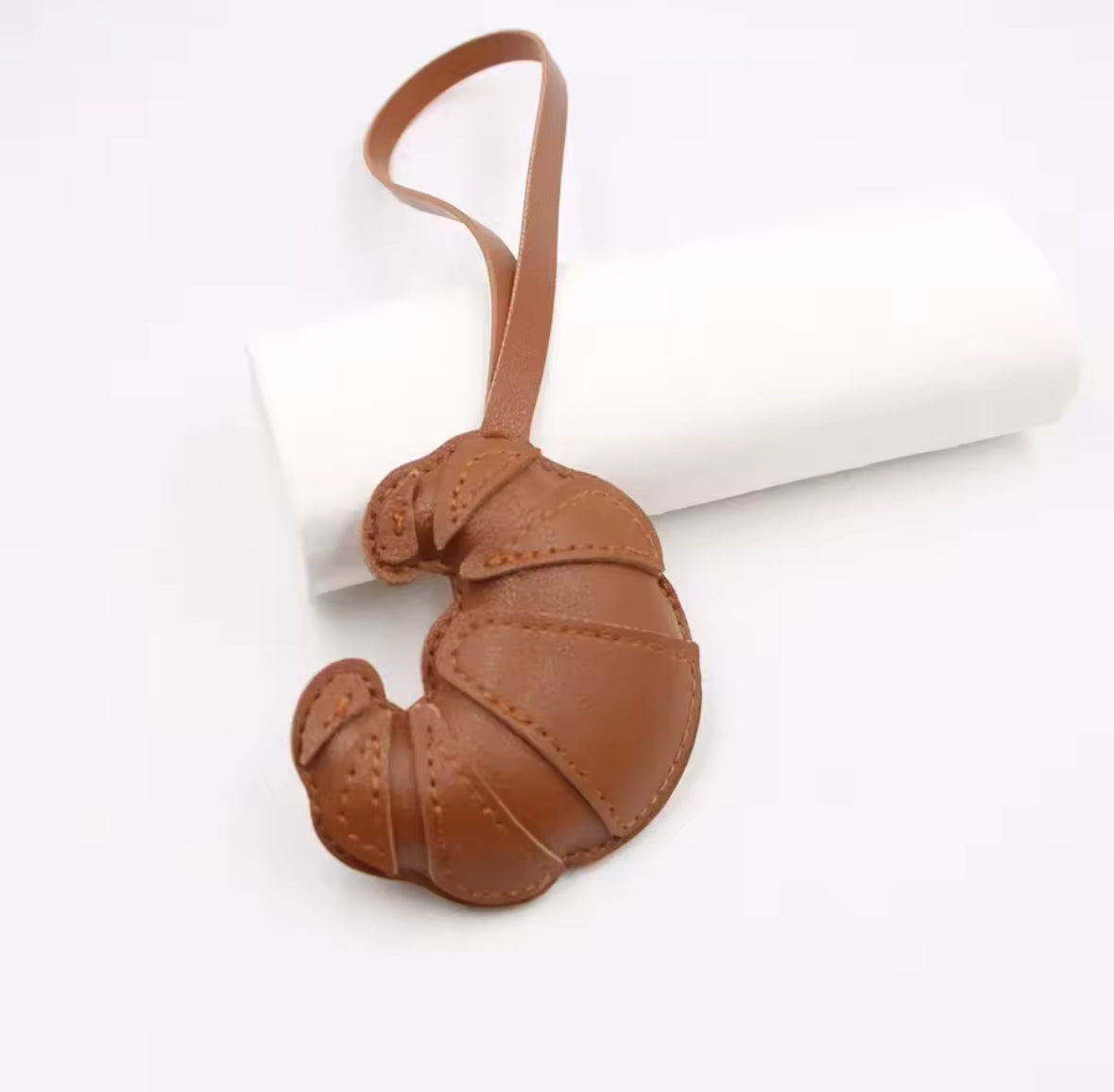 Porte-clés croissant design gourmand en similicuir brun pour clés