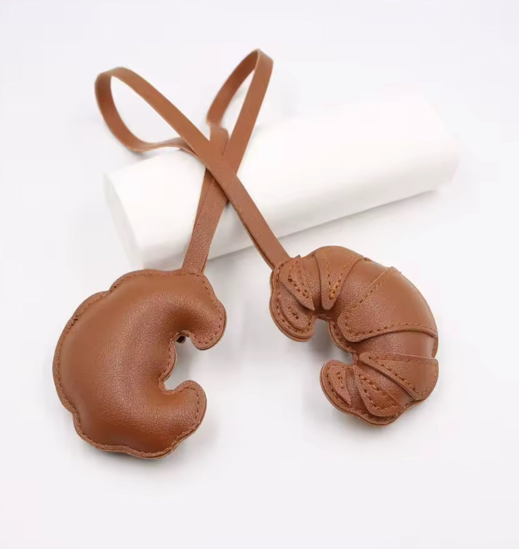 Duo de porte-clés croissant en similicuir marron décoration sac