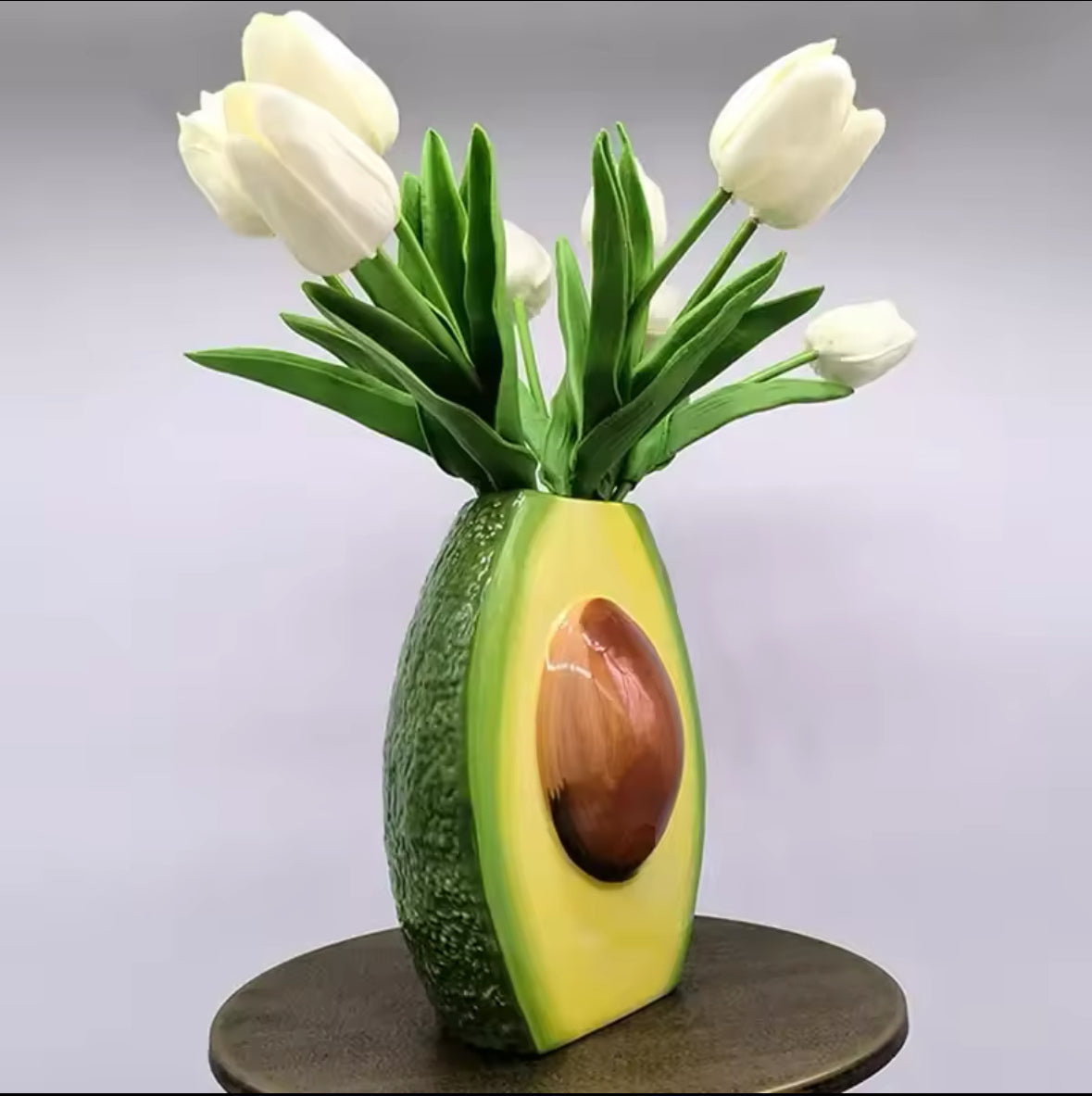 Vase avocat en céramique original avec fleurs blanches – déco cuisine tendance