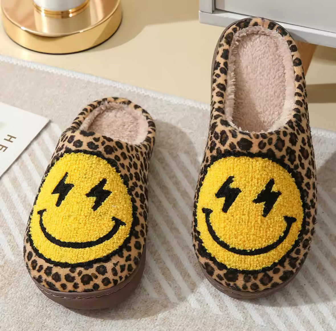 Chaussons originaux léopard smiley, pantoufles cosy polaire pour la maison et l’hiver.