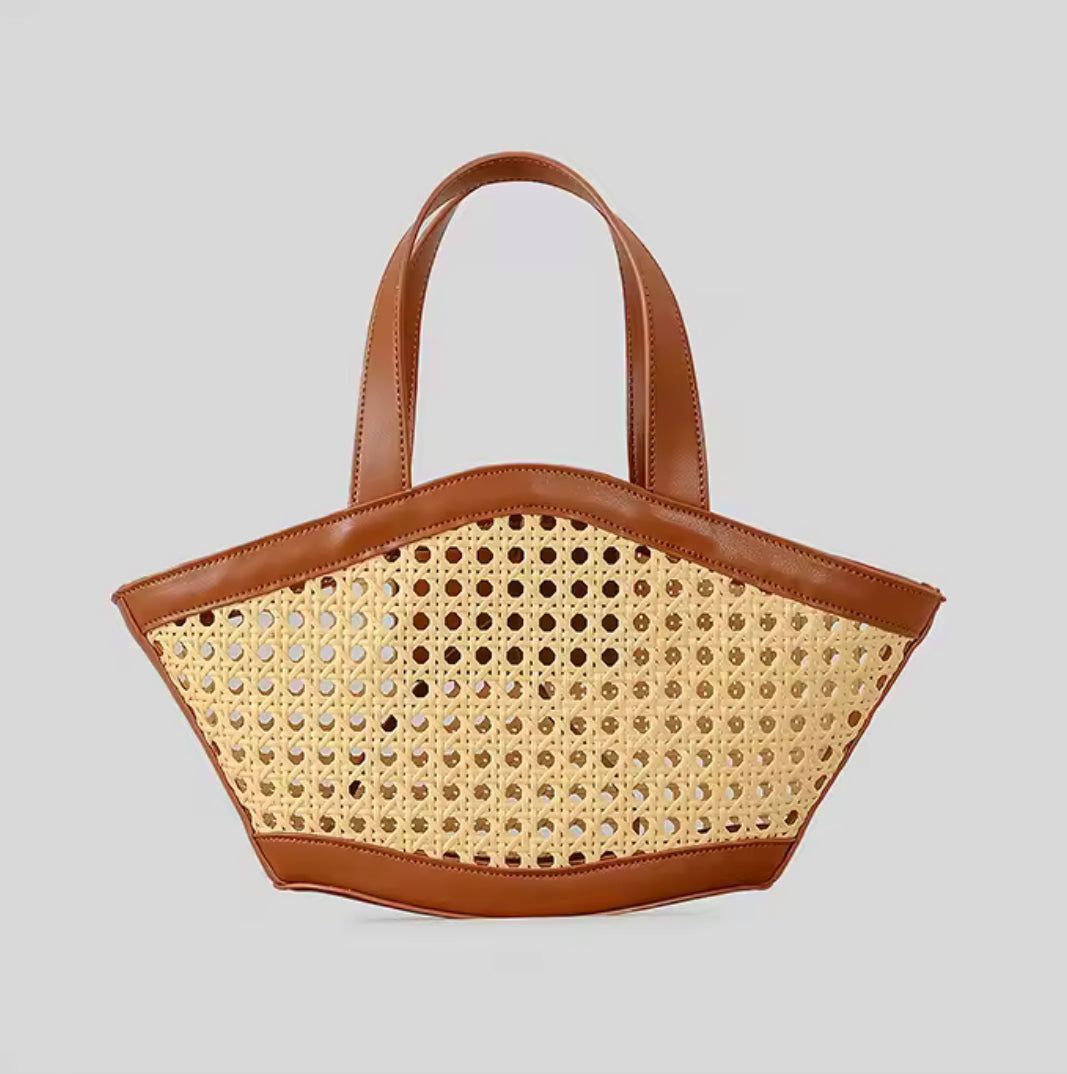 Sac cabas en rotin tressé à la silhouette trapèze, idéal pour l'été ou les tenues décontractées
