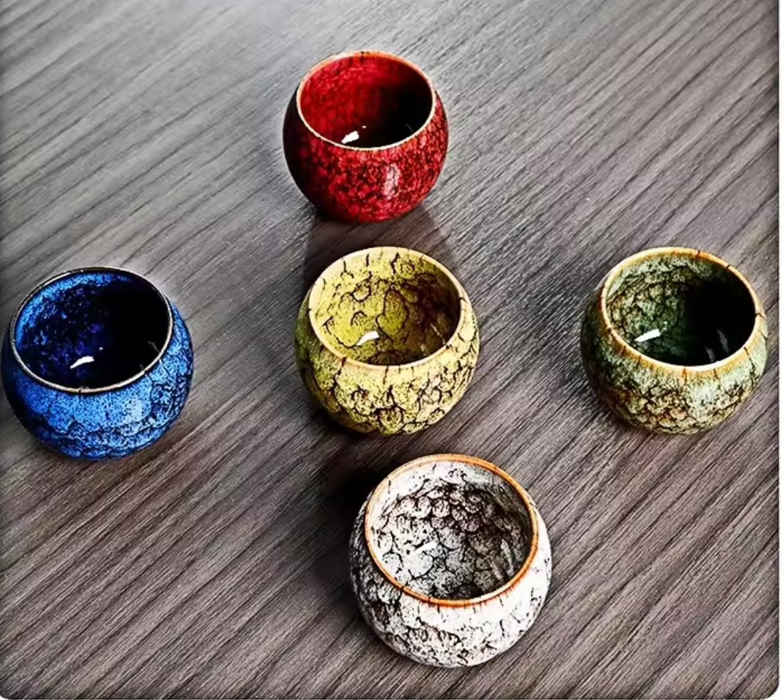 Service à thé traditionnel avec tasses en céramique