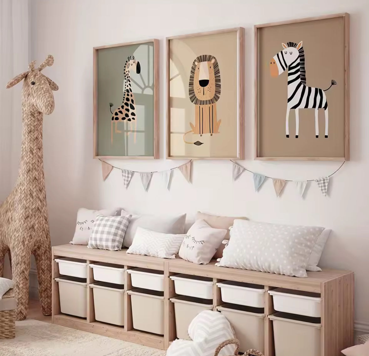 Affiches Jungle Safari pour chambre d’enfant, trio d’illustrations girafe, lion et zèbre au style doux et moderne.