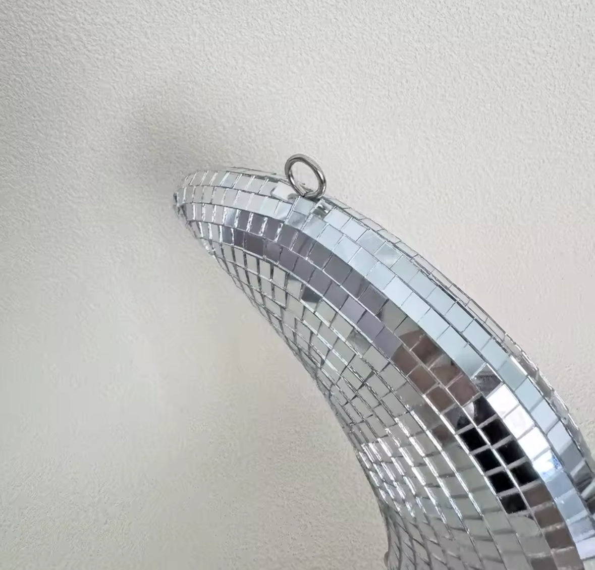 Accessoire déco lune disco finition miroir facettes, décoration murale tendance fête.